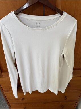 GAP White Women's Long-Sleeve Scoop Neck Tee